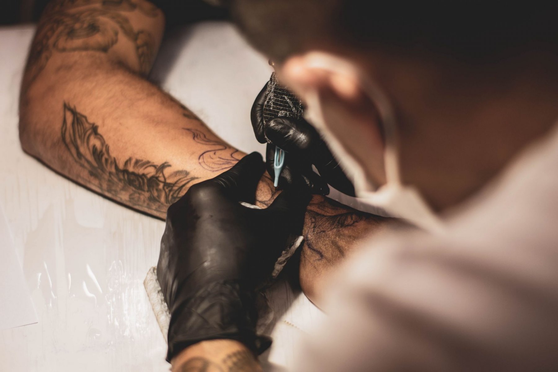 Von Skizze bis zur Haut: Der Prozess der Tattoo-Kunst